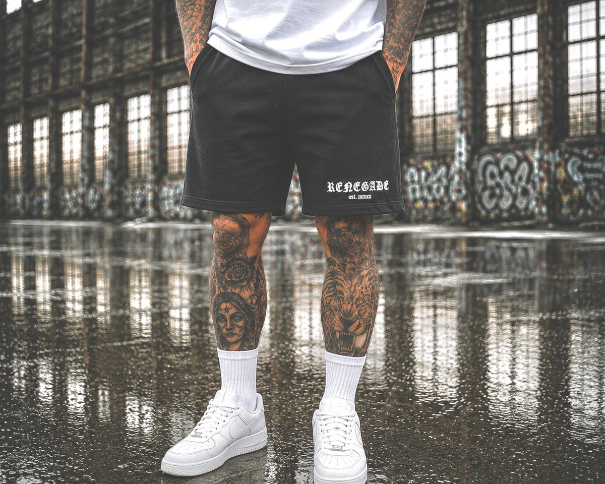 Shorts de streetwear noirs Original Renegade avec imprimé gothique blanc sur la jambe